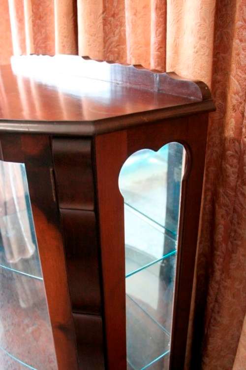 An exquisite ball & claw 2 glass door show cabinet w/ 2 bottom drawers, light and brass handles!!