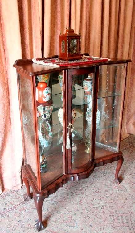 A beautiful vintage solid Imbuia "Kenbow" ball & claw display cabinet/ showcase.