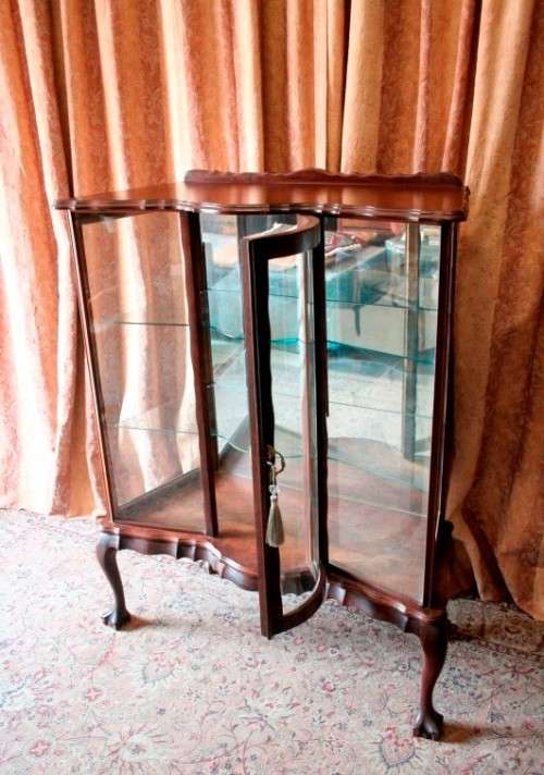 A beautiful vintage solid Imbuia "Kenbow" ball & claw display cabinet/ showcase.