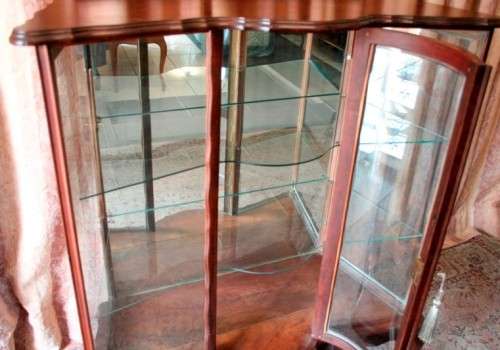 A beautiful vintage solid Imbuia "Kenbow" ball & claw display cabinet/ showcase.