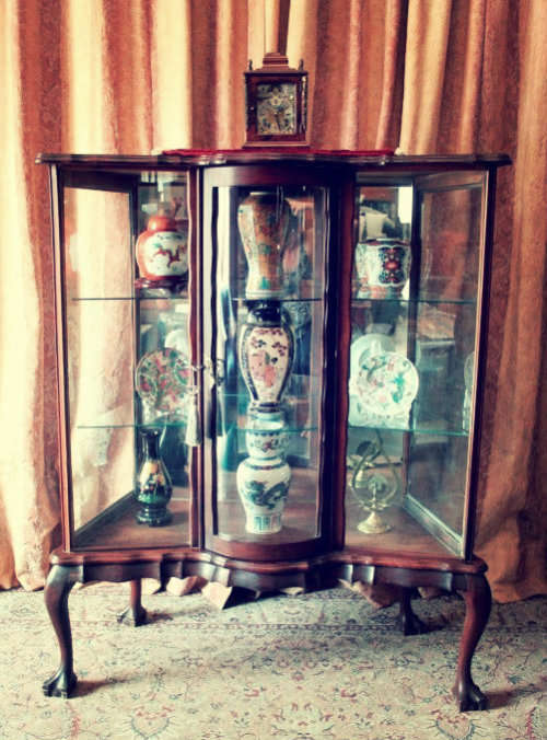 A beautiful vintage solid Imbuia "Kenbow" ball & claw display cabinet/ showcase.