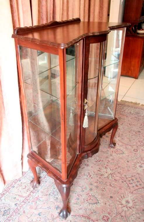 A beautiful vintage solid Imbuia "Kenbow" ball & claw display cabinet/ showcase.