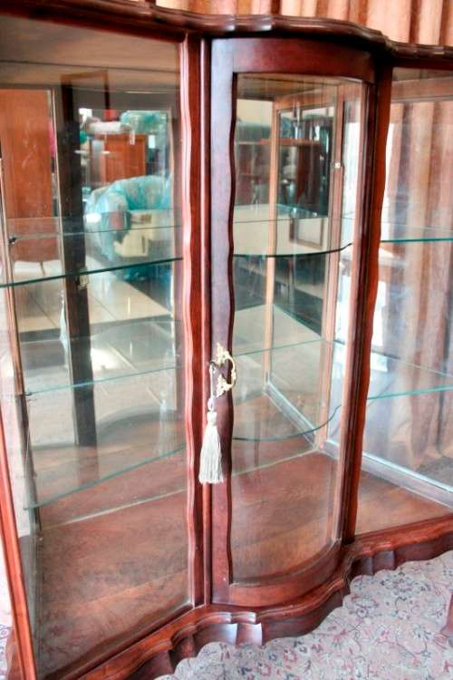 A beautiful vintage solid Imbuia "Kenbow" ball & claw display cabinet/ showcase.