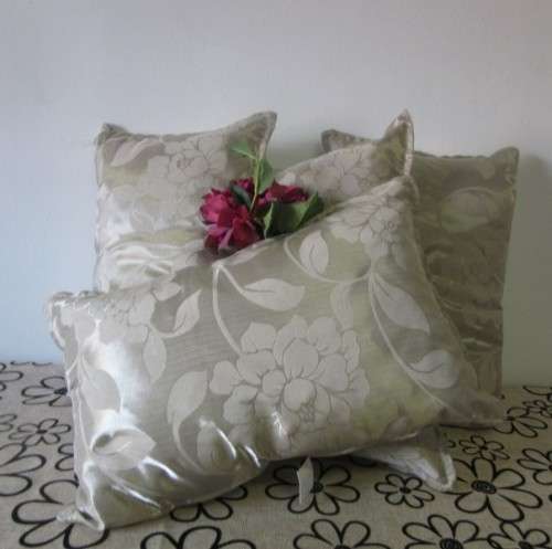 Beautiful, stylish upmarket, modern scatter cushions in a durable fabric. Perfect in all rooms!!