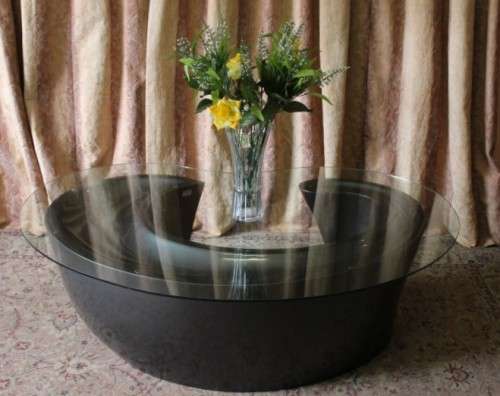 PRICE DROP! Stylish, top quality, ultra modern glass top kidney shaped centre coffee table.