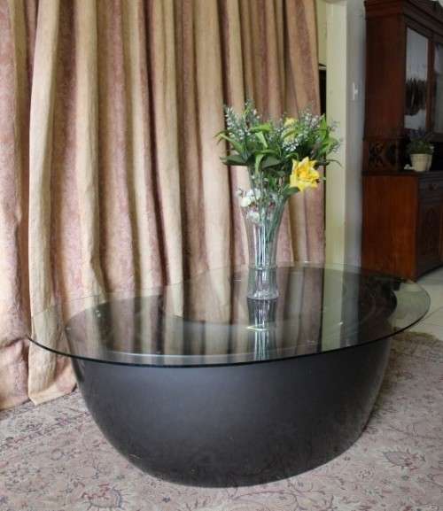 PRICE DROP! Stylish, top quality, ultra modern glass top kidney shaped centre coffee table.