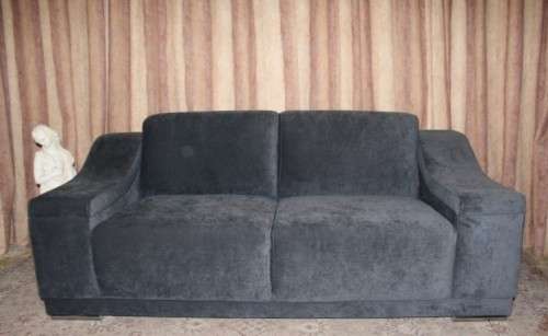 A fantastic ultra modern, "new" extremely well made (195cm long) 2 seater grey upholstered couch.
