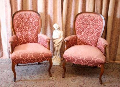 An elegant pair of vintage Queen Anne styled arm chairs w/ button detailing & gorgeous pink fabric.
