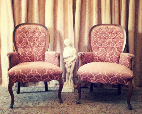 An elegant pair of vintage Queen Anne styled arm chairs w/ button detailing & gorgeous pink fabric.