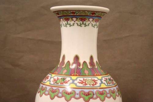 Beautiful large oriental porcelain vase w/ traditional hand painted scenery & inscriptions on a base