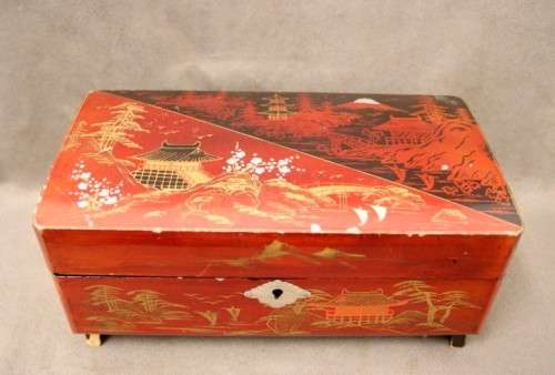 A gorgeous 3 compartment vintage Chinese jewellery box. Lovely on a dresser. Lifespace Sale