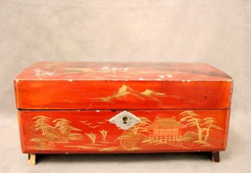 A gorgeous 3 compartment vintage Chinese jewellery box. Lovely on a dresser. Lifespace Sale