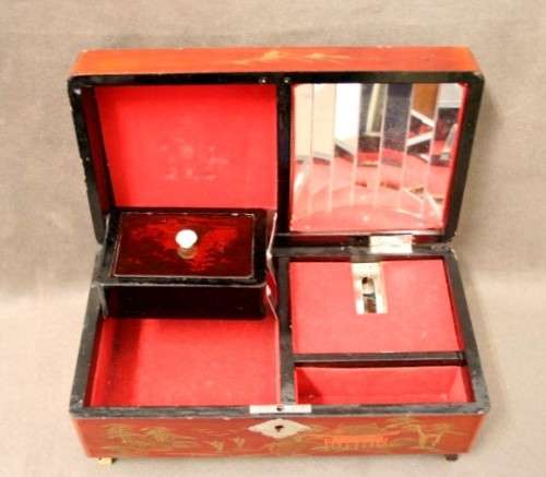 A gorgeous 3 compartment vintage Chinese jewellery box. Lovely on a dresser. Lifespace Sale