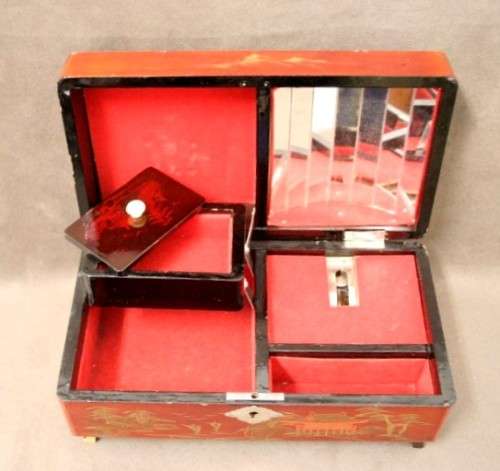 A gorgeous 3 compartment vintage Chinese jewellery box. Lovely on a dresser. Lifespace Sale