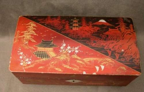 A gorgeous 3 compartment vintage Chinese jewellery box. Lovely on a dresser. Lifespace Sale