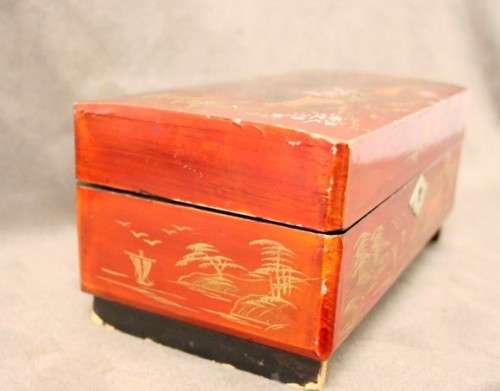 A gorgeous 3 compartment vintage Chinese jewellery box. Lovely on a dresser. Lifespace Sale