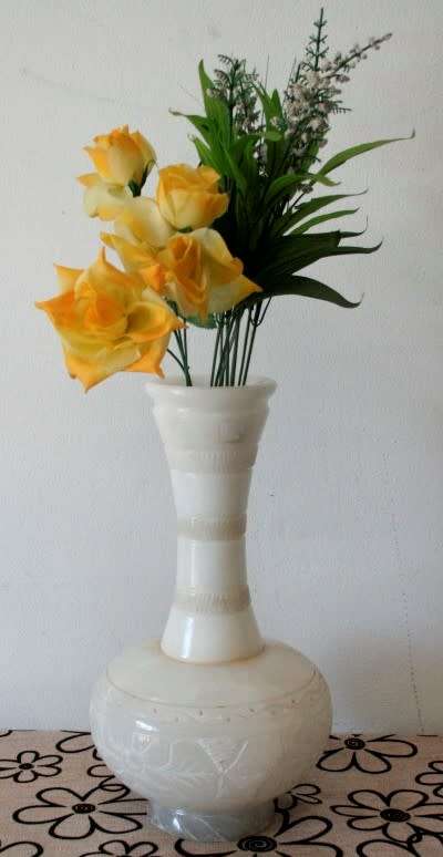 A beautiful, heavy white marble resin like vase in good condition, Lifespace Sale