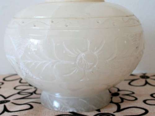 A beautiful, heavy white marble resin like vase in good condition, Lifespace Sale