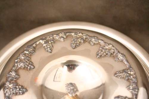 A beautiful Seranco grape pattern silver plated & lidded vegetable table bowl!