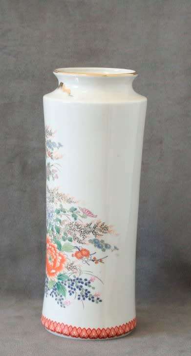 A beautiful large (30cm) Japanese Shibata porcelain vase w/ traditional hand painted scenery.