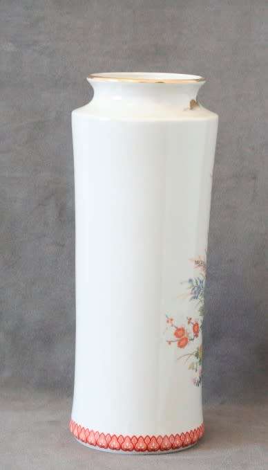 A beautiful large (30cm) Japanese Shibata porcelain vase w/ traditional hand painted scenery.