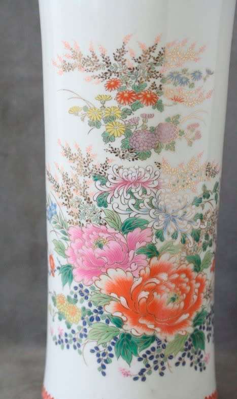 A beautiful large (30cm) Japanese Shibata porcelain vase w/ traditional hand painted scenery.