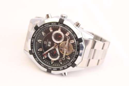 An awesome and good looking gents "Forsining" Automatic metal-cased wrist watch w/ date window