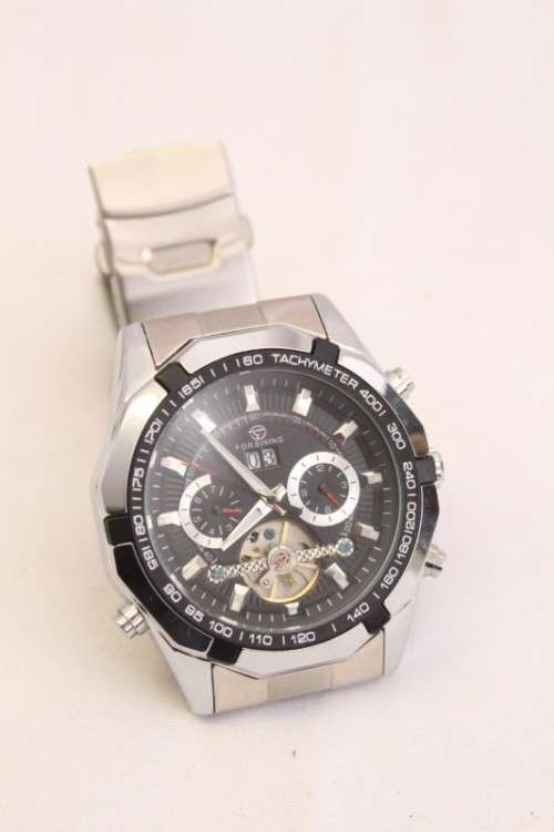 An awesome and good looking gents "Forsining" Automatic metal-cased wrist watch w/ date window