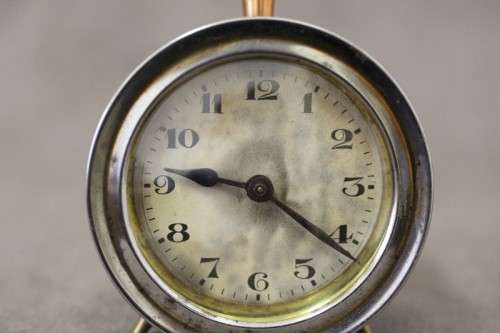 A gorgeous vintage mini round silver metal wind up clock, working.