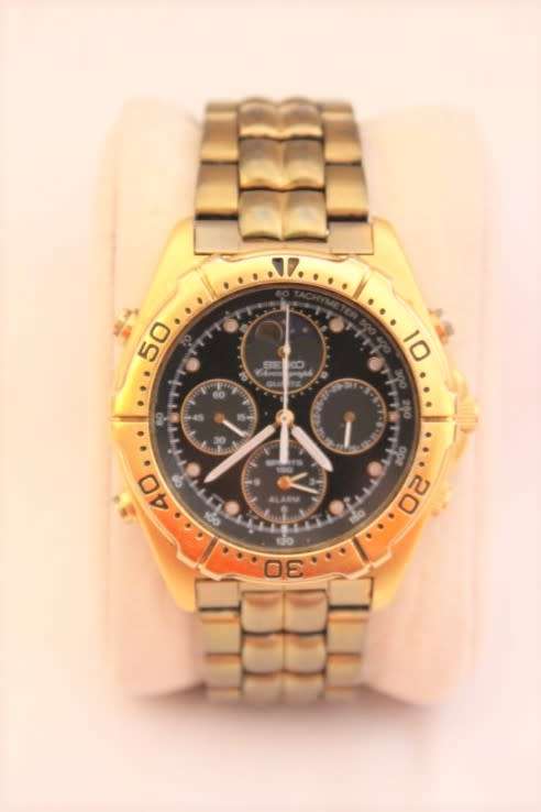 A lovely classic vintage Seiko gold plated Moonphase chronograph gents wrist watch with extra links