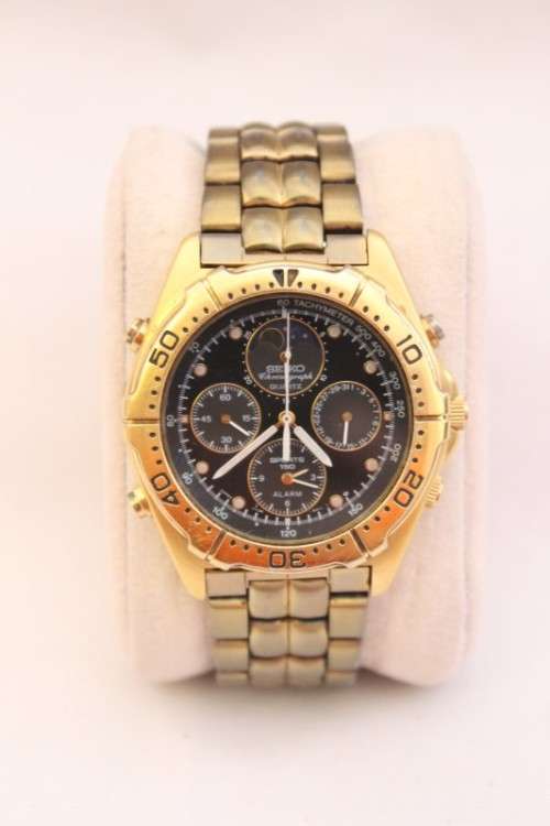 A lovely classic vintage Seiko gold plated Moonphase chronograph gents wrist watch with extra links