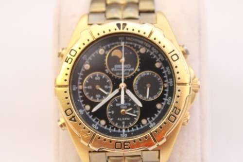 A lovely classic vintage Seiko gold plated Moonphase chronograph gents wrist watch with extra links