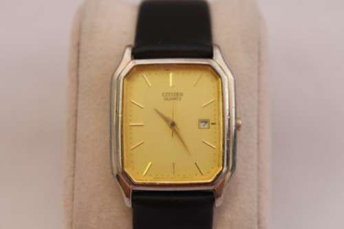 An awesome vintage classic Citizen gold plated gents quartz dress watch with a date window