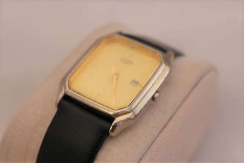 An awesome vintage classic Citizen gold plated gents quartz dress watch with a date window