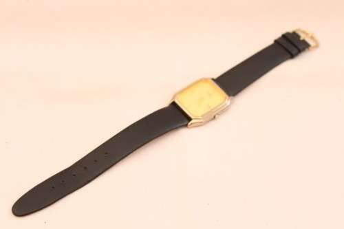 An awesome vintage classic Citizen gold plated gents quartz dress watch with a date window