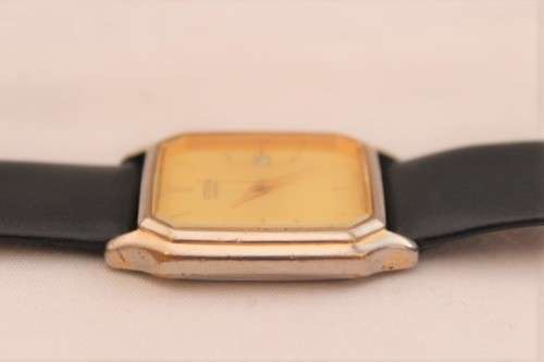 An awesome vintage classic Citizen gold plated gents quartz dress watch with a date window