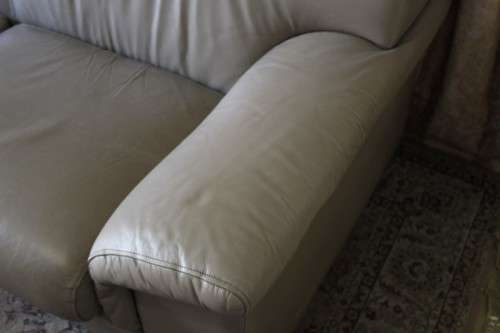 A lovely well made (206cm long) 2 seater beige faux leather couch. Perfect in informal rooms