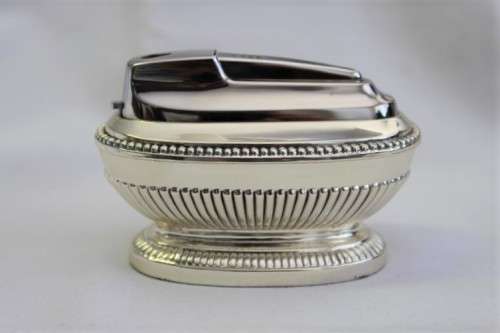 A beautiful vintage Ronson "Queen Anne" Varaflame 700 Rhodium plated table lighter in original box