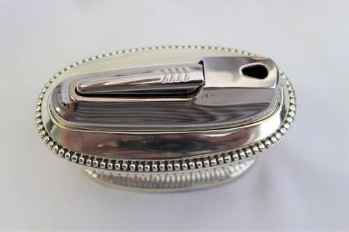 A beautiful vintage Ronson "Queen Anne" Varaflame 700 Rhodium plated table lighter in original box