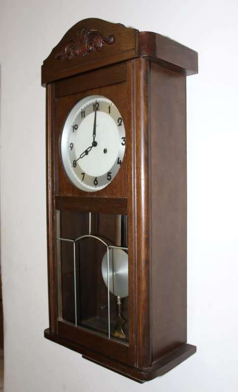 A gorgeous, stylish vintage wall hanging "Kienzle" wind up pendulum clock. Working.