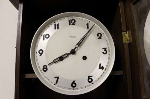 A gorgeous, stylish vintage wall hanging "Kienzle" wind up pendulum clock. Working.