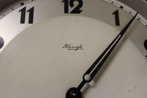 A gorgeous, stylish vintage wall hanging "Kienzle" wind up pendulum clock. Working.