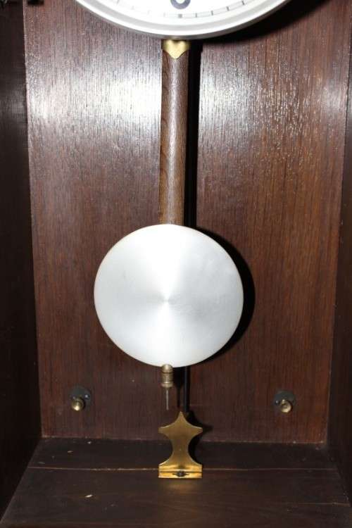 A gorgeous, stylish vintage wall hanging "Kienzle" wind up pendulum clock. Working.