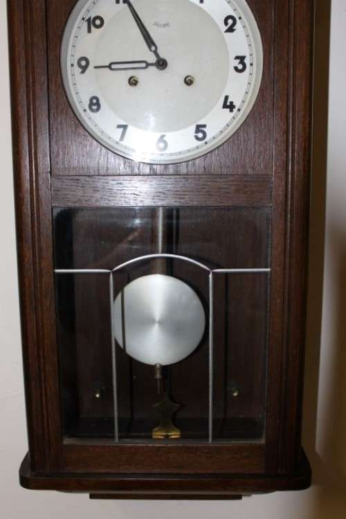 A gorgeous, stylish vintage wall hanging "Kienzle" wind up pendulum clock. Working.