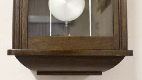 A gorgeous, stylish vintage wall hanging "Kienzle" wind up pendulum clock. Working.