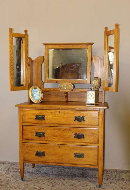 A gorgeous vintage Oak 3-drawer dressing table with tri-folding mirrors on castors. Stunning!!!