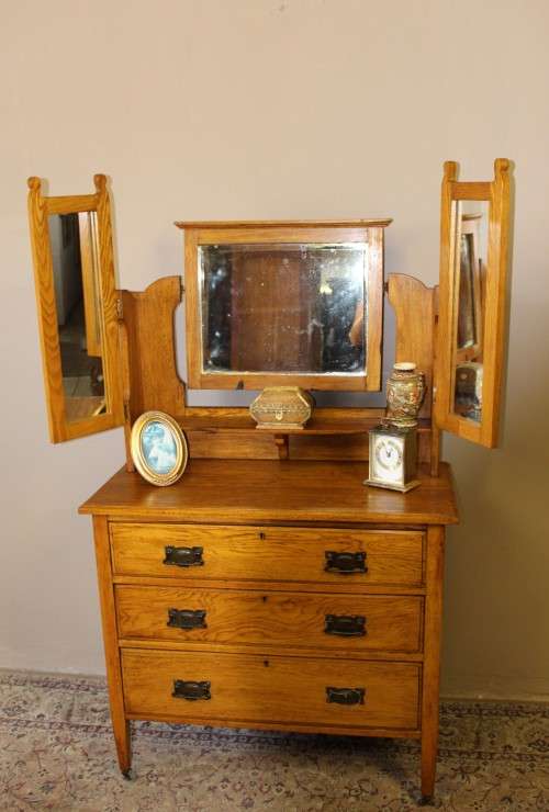 A gorgeous vintage Oak 3-drawer dressing table with tri-folding mirrors on castors. Stunning!!!
