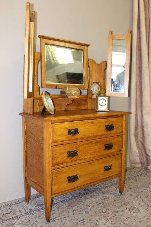A gorgeous vintage Oak 3-drawer dressing table with tri-folding mirrors on castors. Stunning!!!