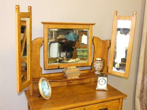 A gorgeous vintage Oak 3-drawer dressing table with tri-folding mirrors on castors. Stunning!!!