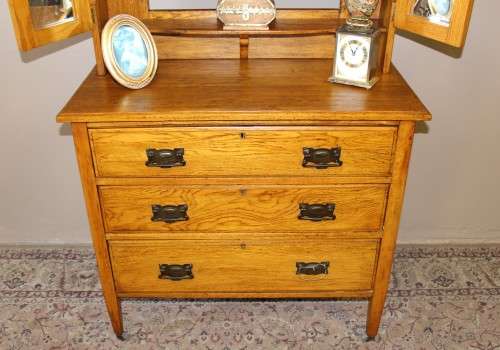 A gorgeous vintage Oak 3-drawer dressing table with tri-folding mirrors on castors. Stunning!!!